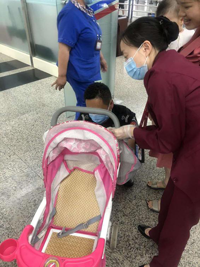 圖片1.png“真情服務(wù)”是讓旅客更加安心、放心、舒心的出行。行查室作為部門進(jìn)港服務(wù)的最后一個(gè)環(huán)節(jié)，在日常工作中也很注重服務(wù)細(xì)節(jié)。6月10日，行查室工作人員幫助旅客打開(kāi)嬰兒車，為她排憂解難。.png