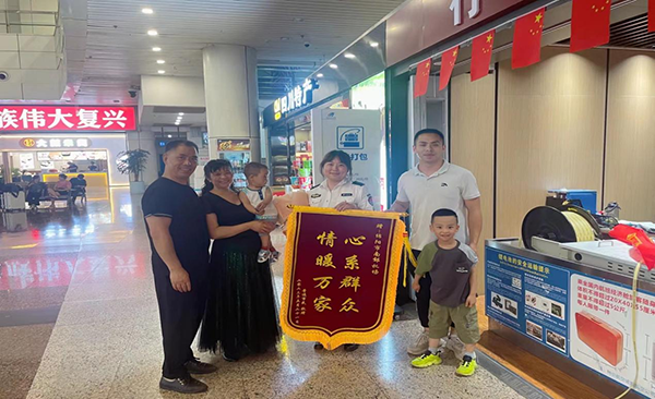 心系群眾，情暖萬(wàn)家—— 綿陽(yáng)機(jī)場(chǎng)安檢站暖心服務(wù)獲錦旗.png